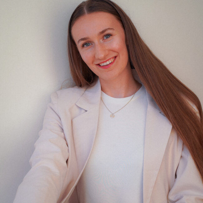Finja Hintze, Gründerin von Frame the Journey und Hochzeitsplanerin, Portraitaufnahme