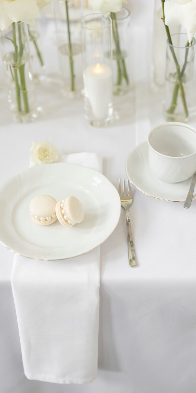 Elegant gedeckter Tisch mit Macarons und Kaffeeservice