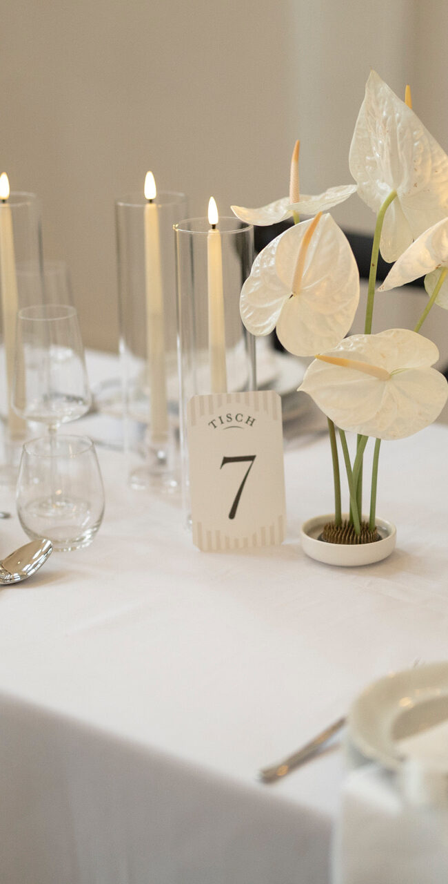 Festlich gedeckter Hochzeitstisch mit weißen Calla-Lilien und Kerzen