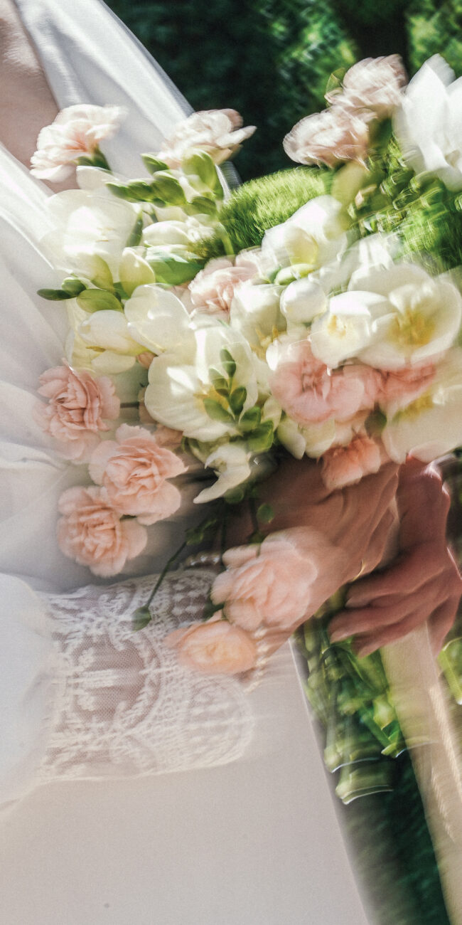 Nahaufnahme des Brautstraußes mit rosa und weißen Blüten