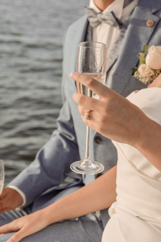 Anstoßen mit Champagner an Bord eines Bootes, Detailaufnahme