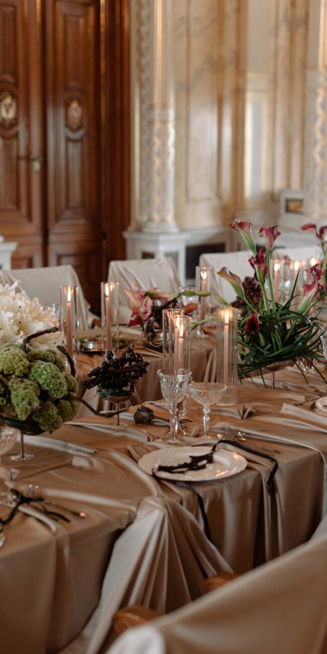 Festlich gedeckte Hochzeitstafel mit Kerzen und Blumendekoration im Schloss Albrechtsberg
