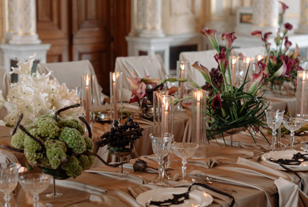 Festlich gedeckte Hochzeitstafel mit Kerzen und Blumendekoration im Schloss Albrechtsberg