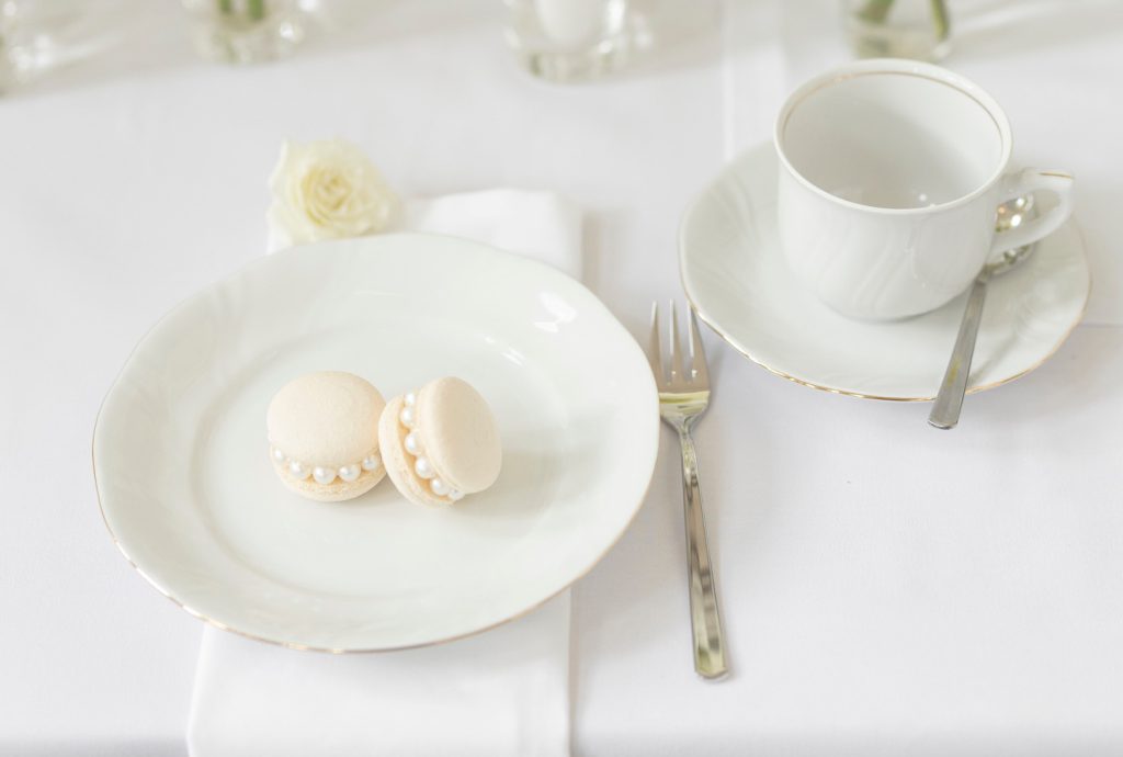 Elegant gedeckter Tisch mit Macarons und Kaffeeservice